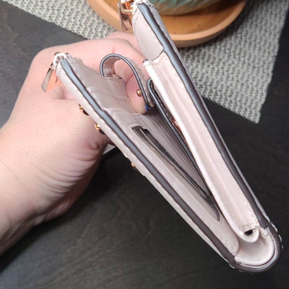 *****SOLD******Gorgeous Michael Kors wristlet wallet - Picture 13 of 17